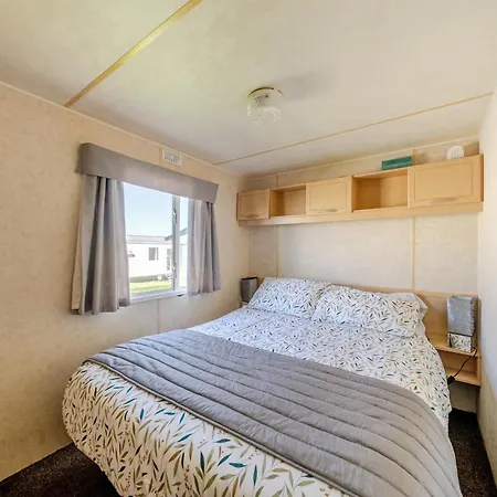 Cayton Bay Caravan For 6 Pet Friendly & Parking *