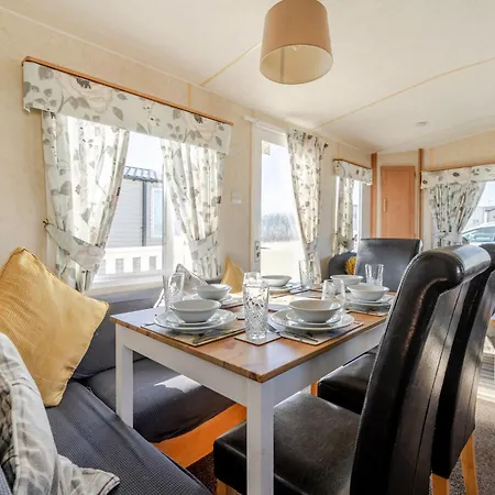 Cayton Bay Caravan For 6 Pet Friendly & Parking Scarborough