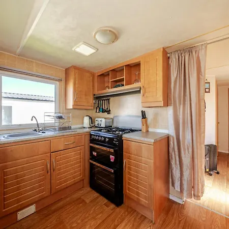 Cayton Bay Caravan For 6 Pet Friendly & Parking