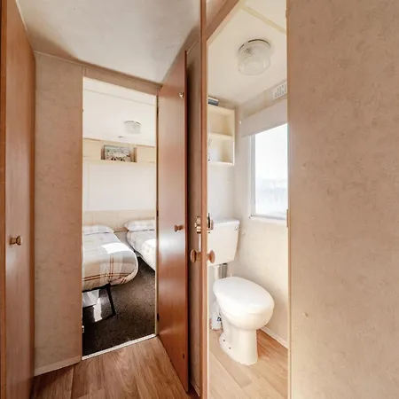 Cayton Bay Caravan For 6 Pet Friendly & Parking *