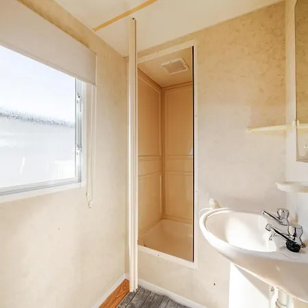 Cayton Bay Caravan For 6 Pet Friendly & Parking Hébergement de vacances *