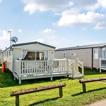Cayton Bay Caravan For 6 Pet Friendly & Parking *