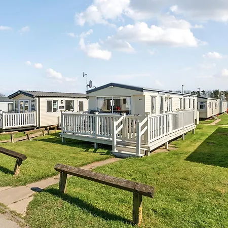 Cayton Bay Caravan For 6 Pet Friendly & Parking Scarborough